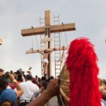 MÉXICO, D.F., 29MARZO2013.- Con la presencia de diez mil policías se realizó la 170 Representación de la Semana Santa Iztapalapa 2013. La resposabilidad de cargar la pesada cruz del golgota al Cerro de la Estrella recayo esta vez en el vecino Jesús Flores, quien sufrio el intenso calor que se vivió en la mayor parte de la representación. En punto de las 16:30 culminó una edición más de esta pasión actuada por los vecinos de los 8 barrios de Iztapalapa, la cual convocó a millones de personas quienes tuvieron que observar la mayor parte de este procesión desde las vallas y con un fila de granaderos enfrente. FOTO: MOISÉS PABLO /CUARTOSCURO.COM