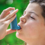 45154852-retrato-de-una-niña-con-inhaladores-de-asma