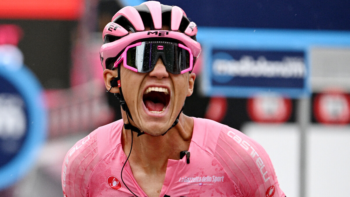 isaac-del-toro-celebra-con-mama-100930