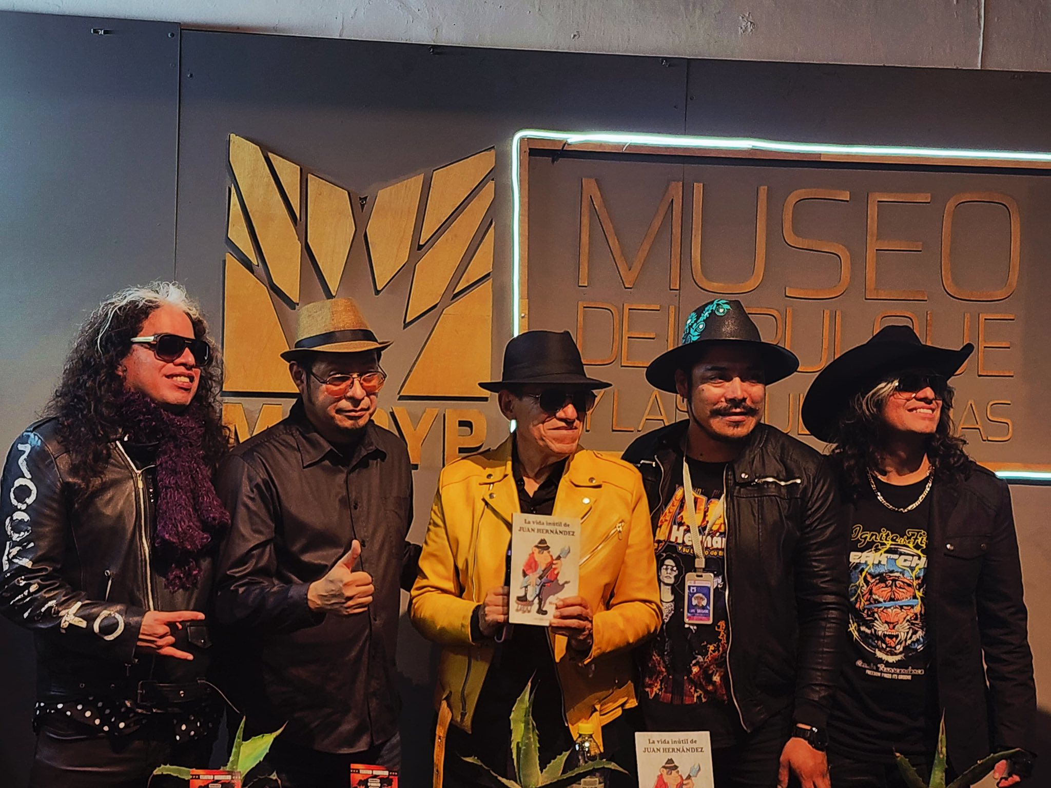 JUAN HERNANDEZ LIBRO FOTO2