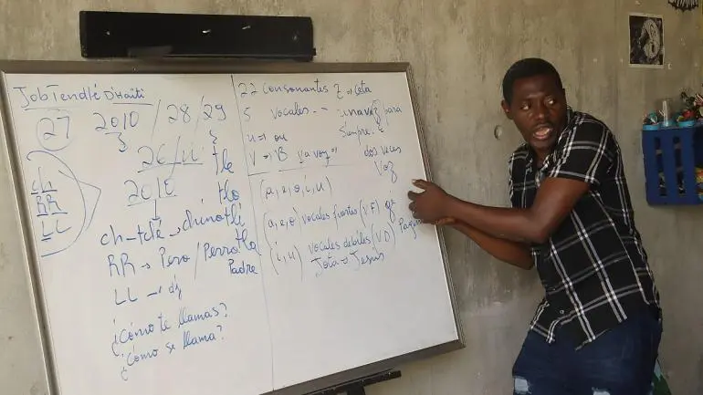 haitianos-ensenan-espanol-tapachula