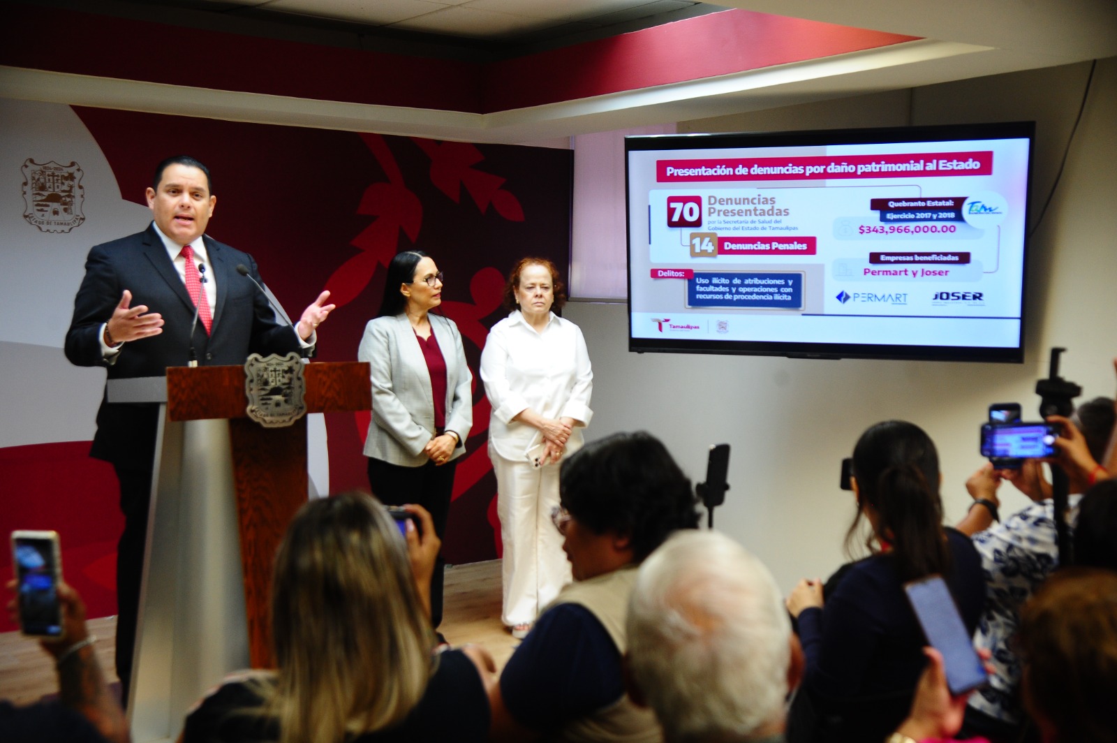 Benefició Cabeza de Vaca con contratos a los Carmona, denuncia Salud