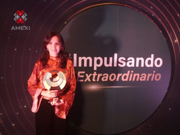 La directora de Derex, Aurora García de León, recibió el premio de Mejores Empresas Mexicanas. AMEXI/Foto/Luis Martín.