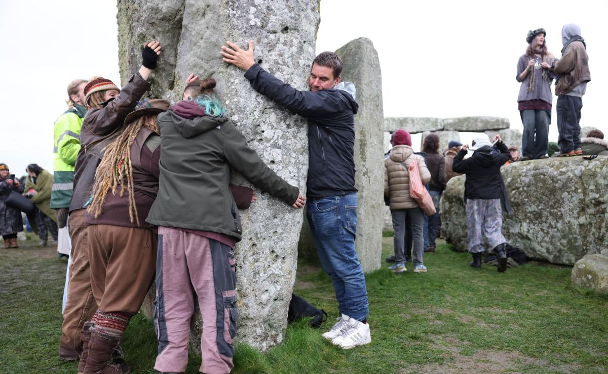 asistentes-abrazan-piedras-de-stonehenge-durante-el-solsticio-de-invierno