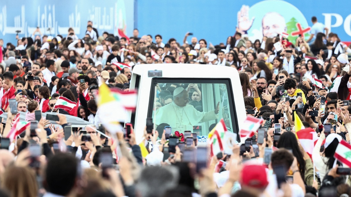 de-visita-en-libano-papa-leon-xiv-celebra-misa-en-beirut-cerca-de-donde-ocurrio-la-explosion-de-20-040506