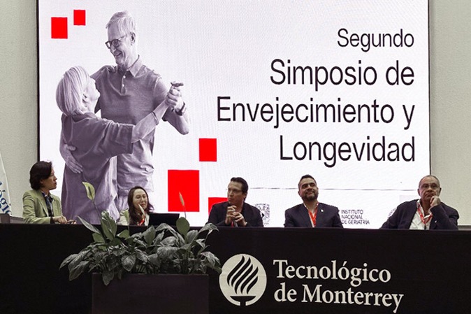 De izquierda a derecha: Cristina Chuck, de la Escuela de Ingeniería y Ciencias (EIC) del Tec de Monterrey, Sara Morales, del Instituto de Fisiología Celular de la UNAM, Jonathan Magaña, de la EIC, Raúl Medina, del Instituto Nacional de Geriatría (Inger) y Sergio Alva, del AMAR. (Crédito de Foto: TecScience)