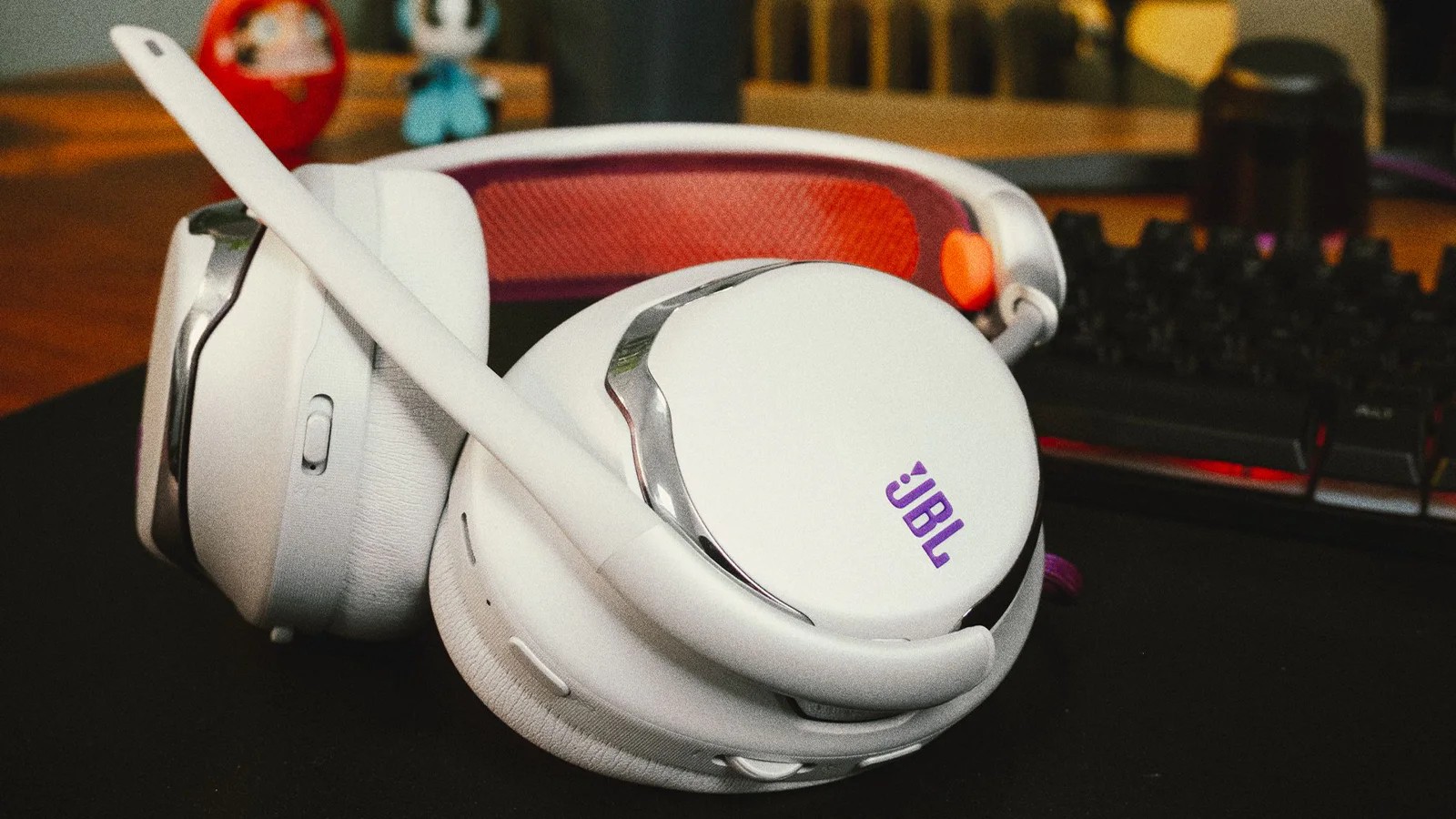 LS_JBL_Quantum_950_Lifestyle_Image_Still_White_16x9