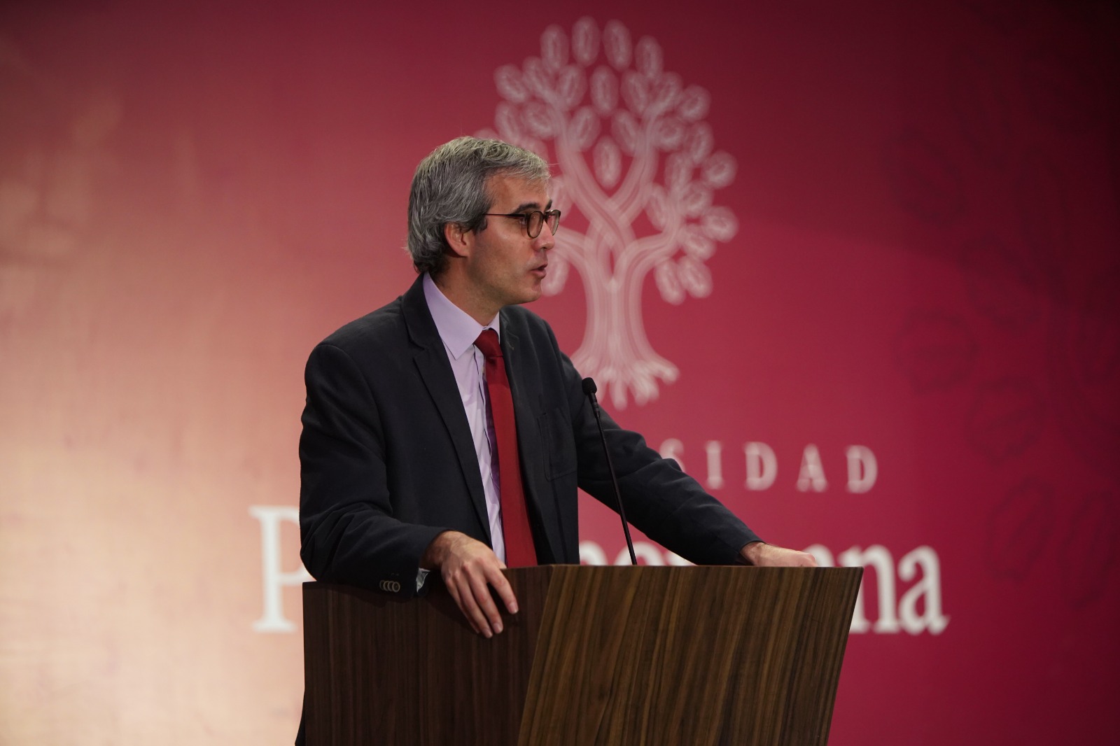 Niñas y niños nacidos mediante maternidad subrogada registran graves efectos en su salud, advierte el investigador español Francisco Gúell.