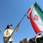 mujer-ondea-bandera-de-iran