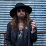 JOHN CORABI FOTO1