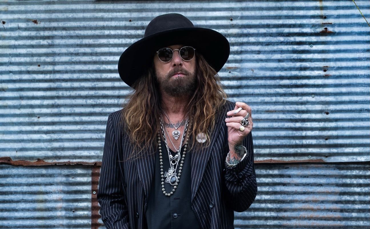 JOHN CORABI FOTO1