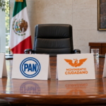 Mesa de conferencia con cuatro partidos