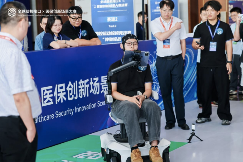 Robot AiMOGA controlado por señales cerebrales