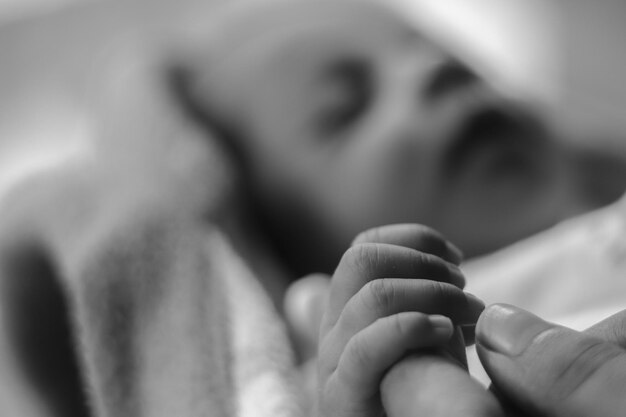 a-paternidade-o-primeiro-abraco-do-bebe-com-os-seus-lindos-dedos-de-bebe_1048944-30737036