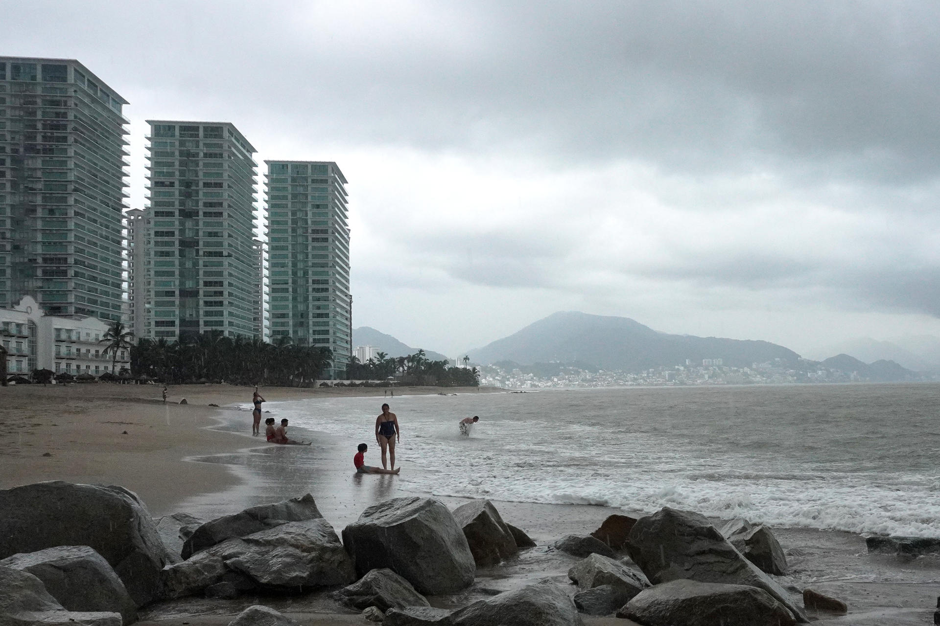 El huracán Trudy se degrada a tormenta tropical y se aleja de México,pero mantiene lluvias